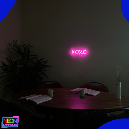 Neon Lamp - XOXO Roze - Incl. 3 Batterijen - 9 x 13