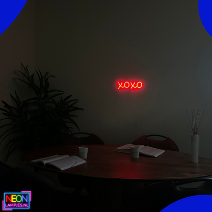 Neon Lamp - XOXO Rood - Incl. 3 Batterijen - 9 x 13 cm