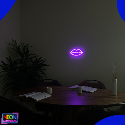 Neon Lamp - Lippen Paars - Incl. 3 Batterijen - 14 x 28 cm