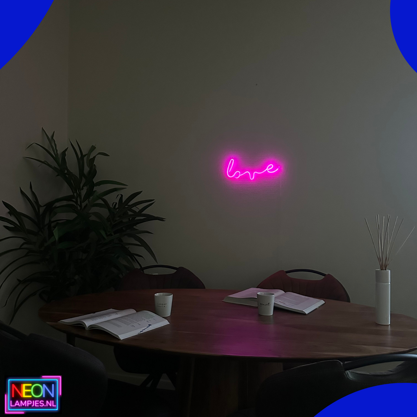 Neon Lamp - Love - Roze - Incl. 3 Batterijen - 15 x 34 cm